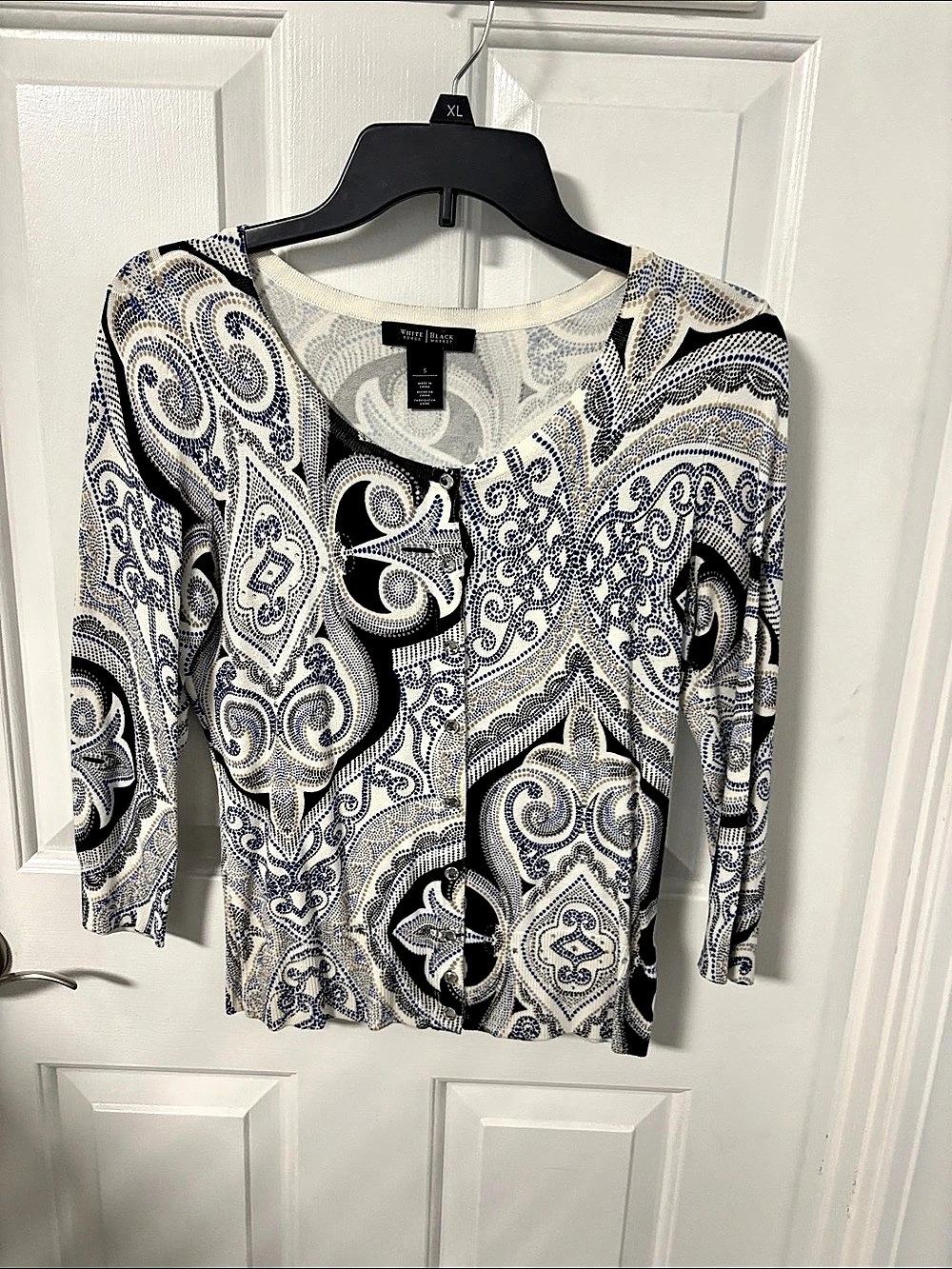 White House Black Market Paisley Snap-Front Top in White & Blue Size Small